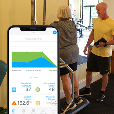 Image of Jeff Johns training a client and using the Tranerize fitness app.